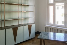 Regal und Schreibtisch Messing – Johannes Sitsen Metallbaumeister